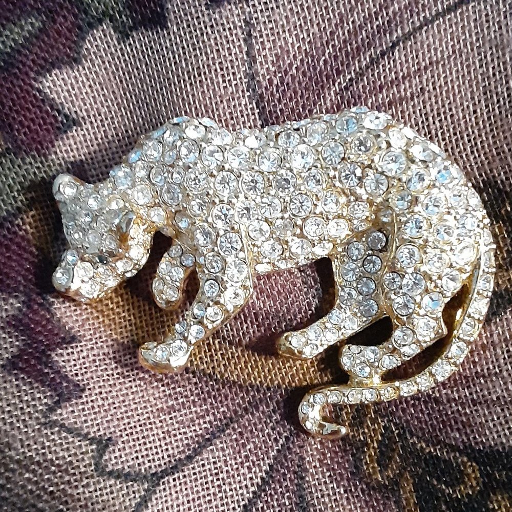 AFJ goldtone rhinestone-studded leopard/cheetah pin/brooch